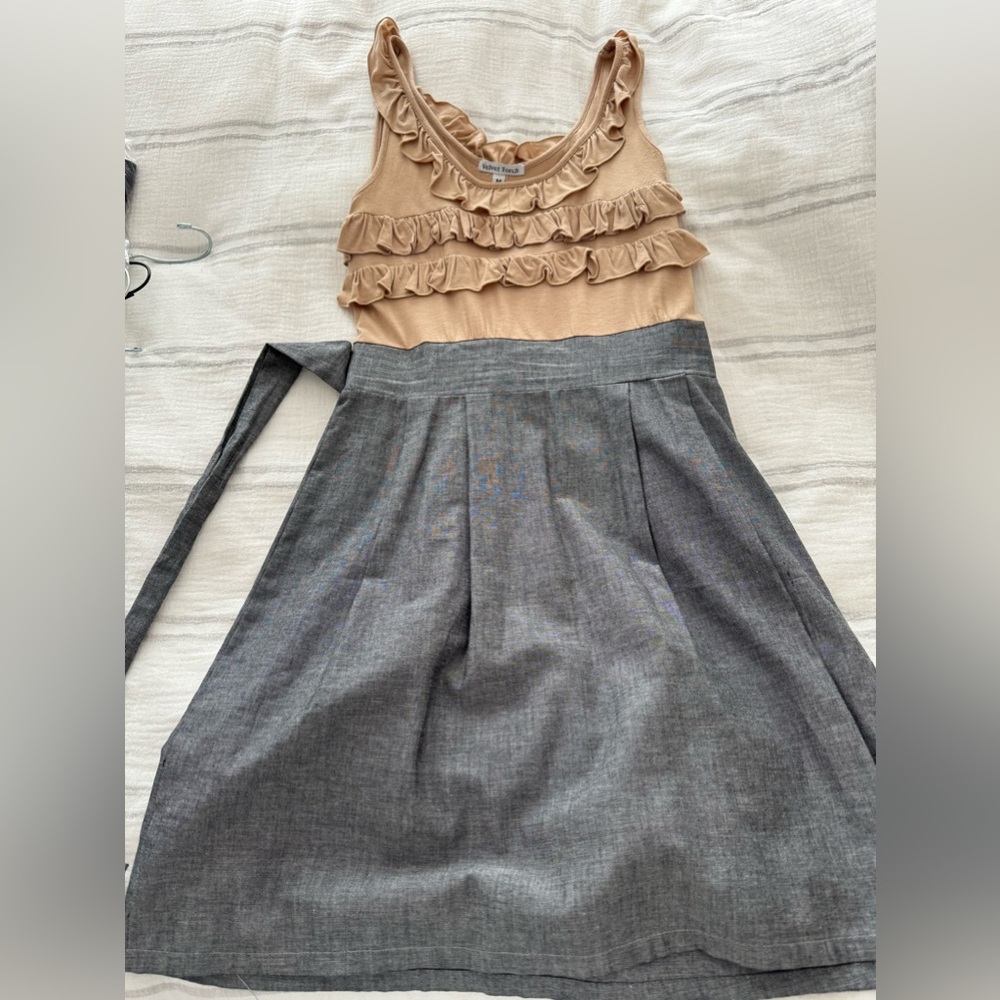 Dress w/stretchy waistband in back, size medium